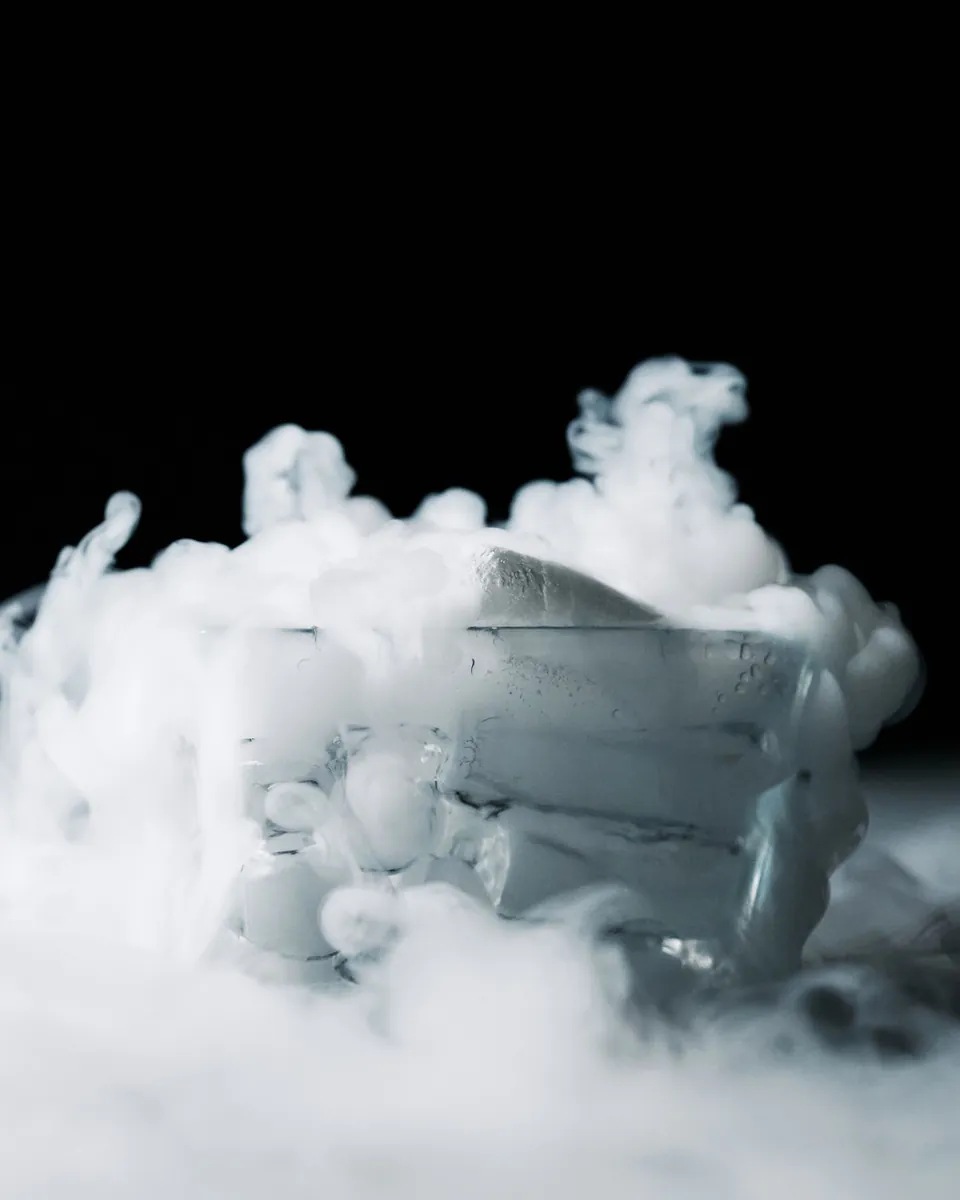 Carboglace (glace carbonique) dégageant une brume blanche