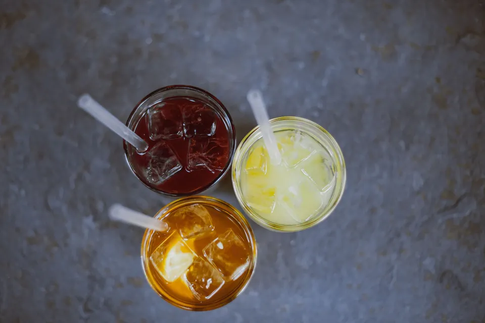 Boissons fraîches aux fruits servies avec des glaçons